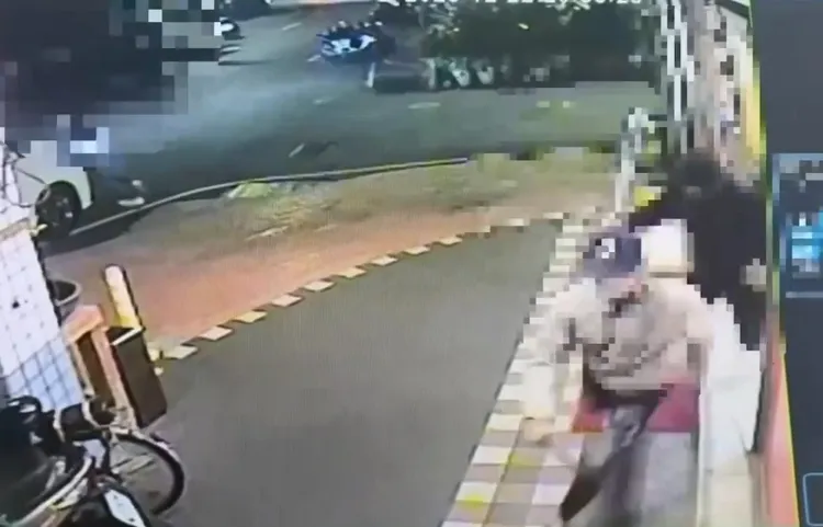 幾名惡煞砍完人就跑。翻攝畫面