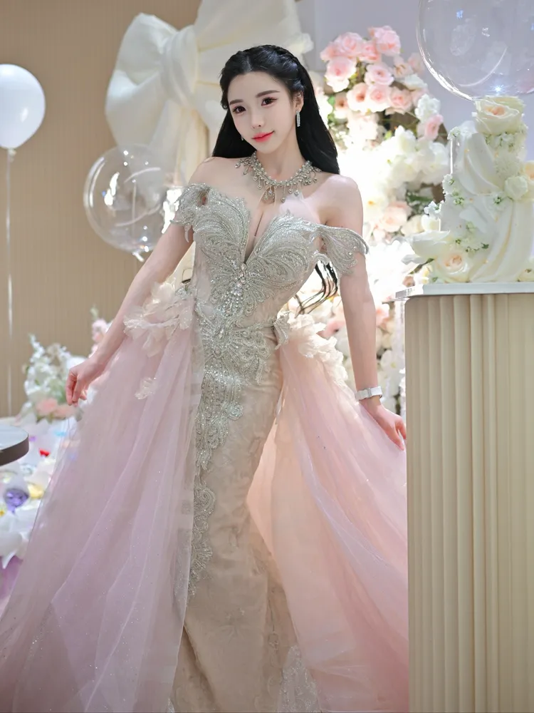 藍星蕾爆乳禮服展現火辣身材。翻攝藍星蕾臉書