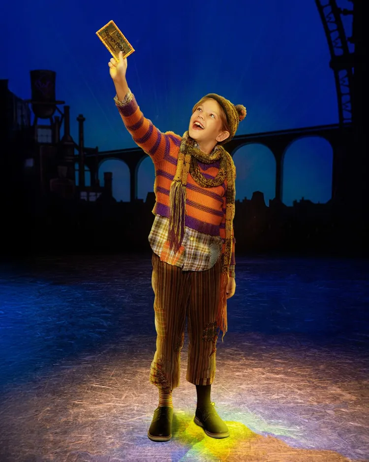 台北遠東香格里拉攜手羅德·達爾原著《巧克力冒險工廠》百老匯魔幻音樂劇，獨家呈獻魔幻住房、主題甜點與下午茶，打造全方位的奇幻體驗。台北遠東香格里拉提供