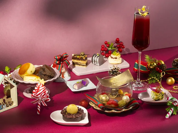 《巧克力冒險工廠》音樂劇主題下午茶包含鵝肝雞肉慕斯、繽紛巧克力布丁杯等八道精美茶點。單人套餐1280元，雙人套餐2300元 (需另加一成服務費)。台北遠東香格里拉提供