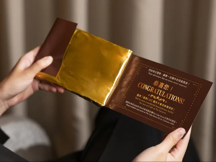 每份「金獎券巧克力」均附幸運抽獎券，有機會贏得價值近四千元的自助餐券等好禮。台北遠東香格里拉提供