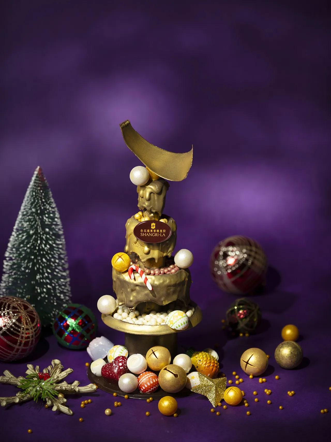 專為派對打造的「聖誕許願池」，以華麗噴泉造型滿載手工巧克力糖果，是年末聚會的視覺焦點，價格2580元。台北遠東香格里拉提供