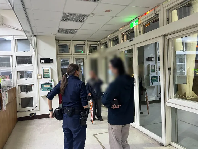 警方先將阿公接回派出所休息等待他兒子前來接回。翻攝畫面