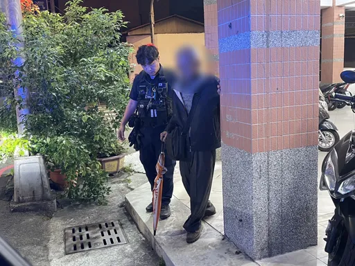 重听阿公迷路误认手机没电　警重启...「99%电力」！家属顺接回