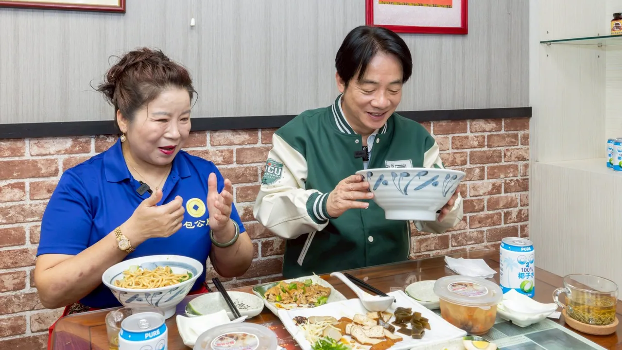 赖清德到面馆用餐，听老板郭明华述说经历。翻摄自赖清德脸书