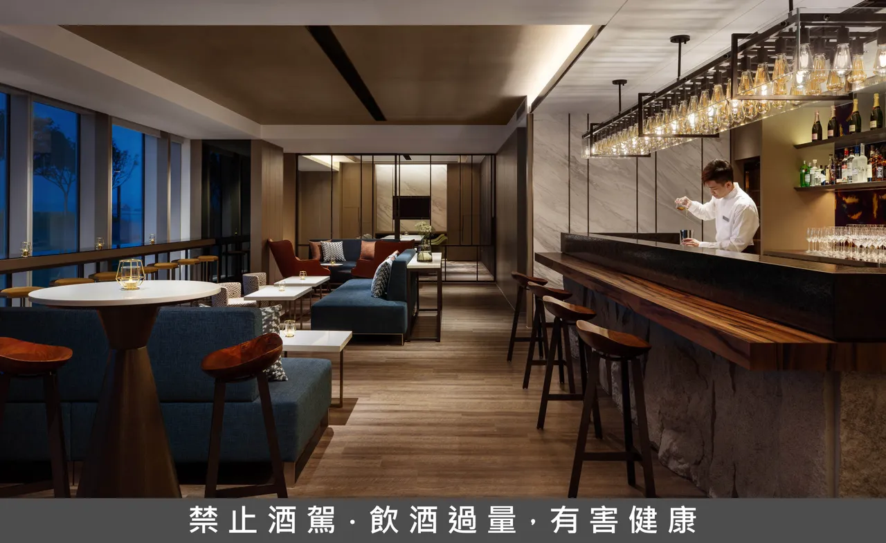 本次活動特別規劃趣味十足的 K-POP 猜歌比賽，凡入場賓客皆可報名參加，只要在競賽中猜對最多 K-POP 歌曲的組別，即可奪得豐富獎項，圖為Drift Bar。台北國泰萬怡酒店提供