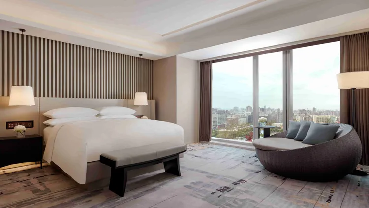 即日起至年底於全館餐廳或客房單筆消費滿 1 萬（不含統編發票）即可獲得抽獎券乙張，且可累贈提升中獎機率。最大獎含總統套房住宿與濟州航空台北—仁川／釜山來回機票，一起試手氣帶走好禮。台北國泰萬怡酒店提供