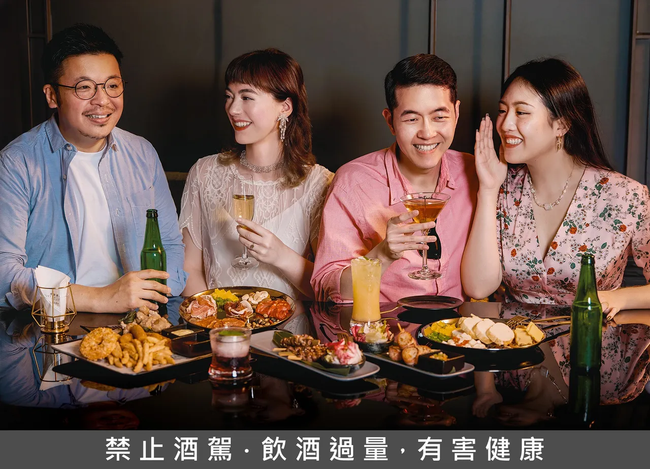 飲品除了可享軟性飲料及紅白酒暢飲，每位成人加價450元更可享啤酒、氣泡酒與多款調酒暢飲升等優惠，力邀賓客與好友歡度跨年倒數。台北國泰萬怡酒店提供