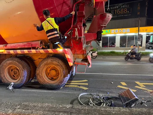 驚悚片！高雄水泥預拌車右轉撞腳踏車　69歲女騎士遭輾斷雙腿