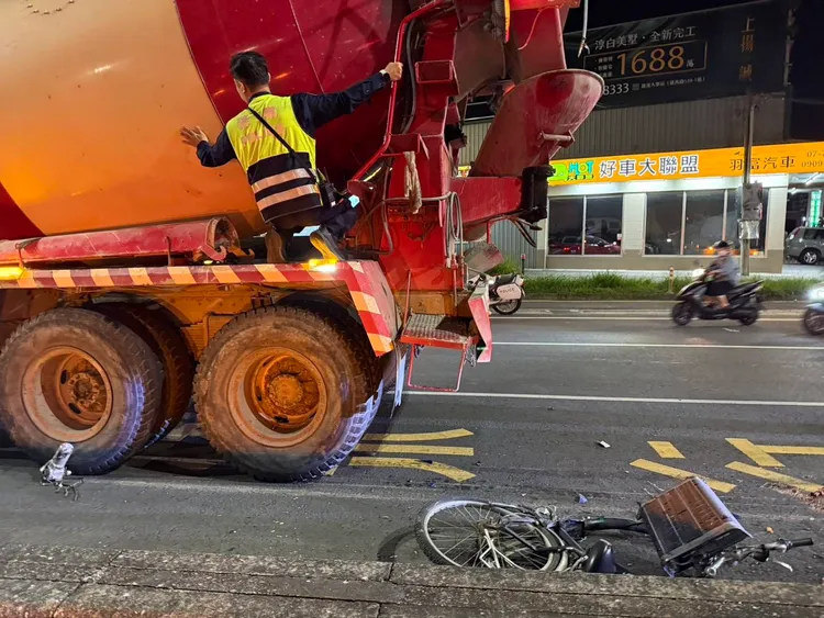 水泥預拌車撞上一輛腳踏車，導致女騎士雙腳當場被輾斷。翻攝畫面