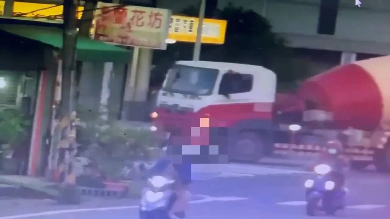 水泥預拌車撞上一輛腳踏車，導致女騎士雙腳當場被輾斷。翻攝畫面