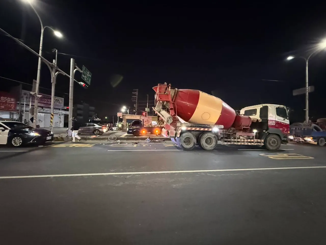 水泥預拌車撞上一輛腳踏車，導致女騎士雙腳當場被輾斷。翻攝畫面