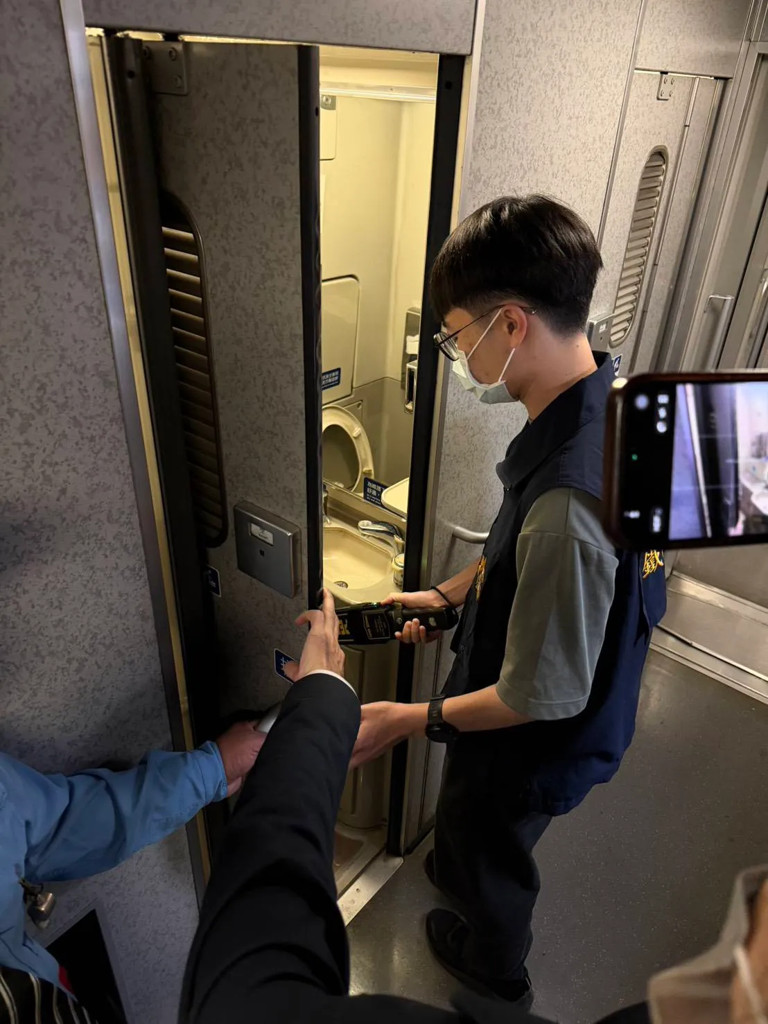 铁路警察获报后立即全面检查列车。翻摄画面