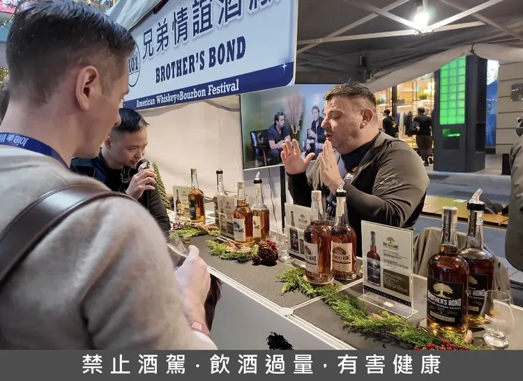 Brothers Bond兄弟情誼酒廠美式風味吸引不少外國遊客駐足詢問、試飲，現場交流熱絡。黃若綾攝