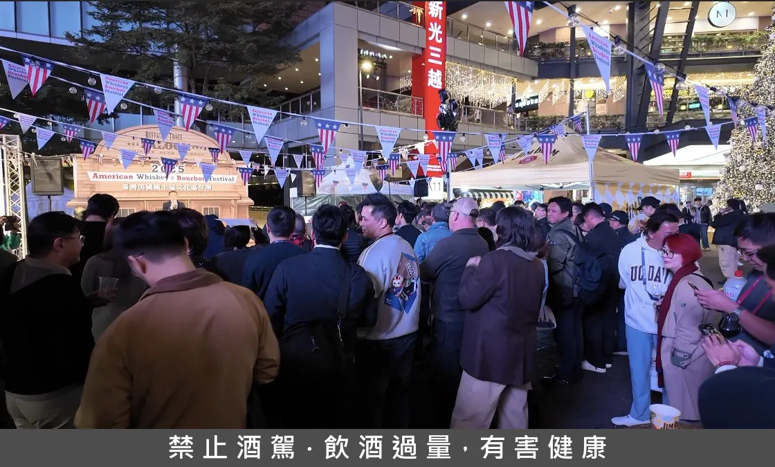 夜色、燈光與音樂交織成城市派對場景，路過的人都不自覺放慢腳步，被濃濃美式節慶氣氛吸住。黃若綾攝