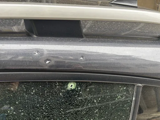 苗栗路边轿车遭击发钢珠弹　多处弹痕击破车窗！警追查对向大楼