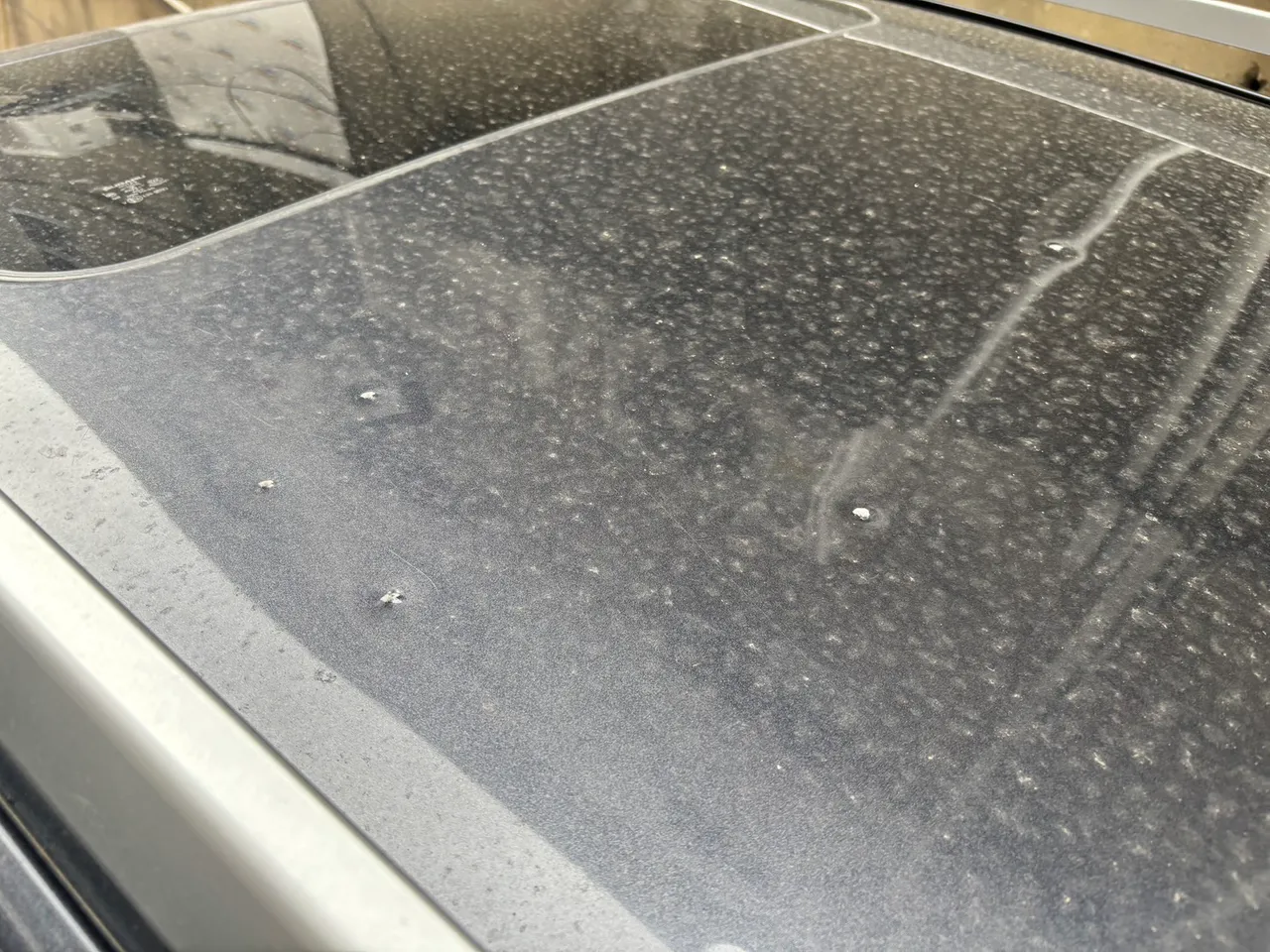 车顶多处弹痕。民众提供