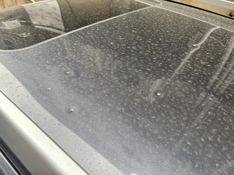 車頂多處彈痕。民眾提供