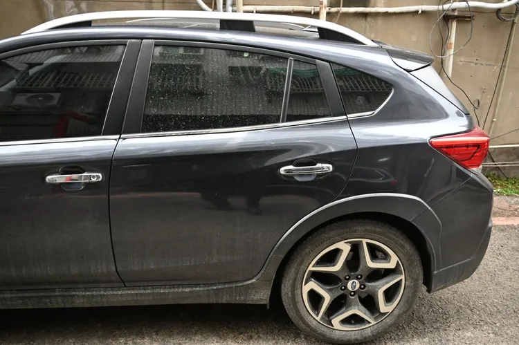 警方研判鋼珠是從停車位置對向大樓擊發。民眾提供