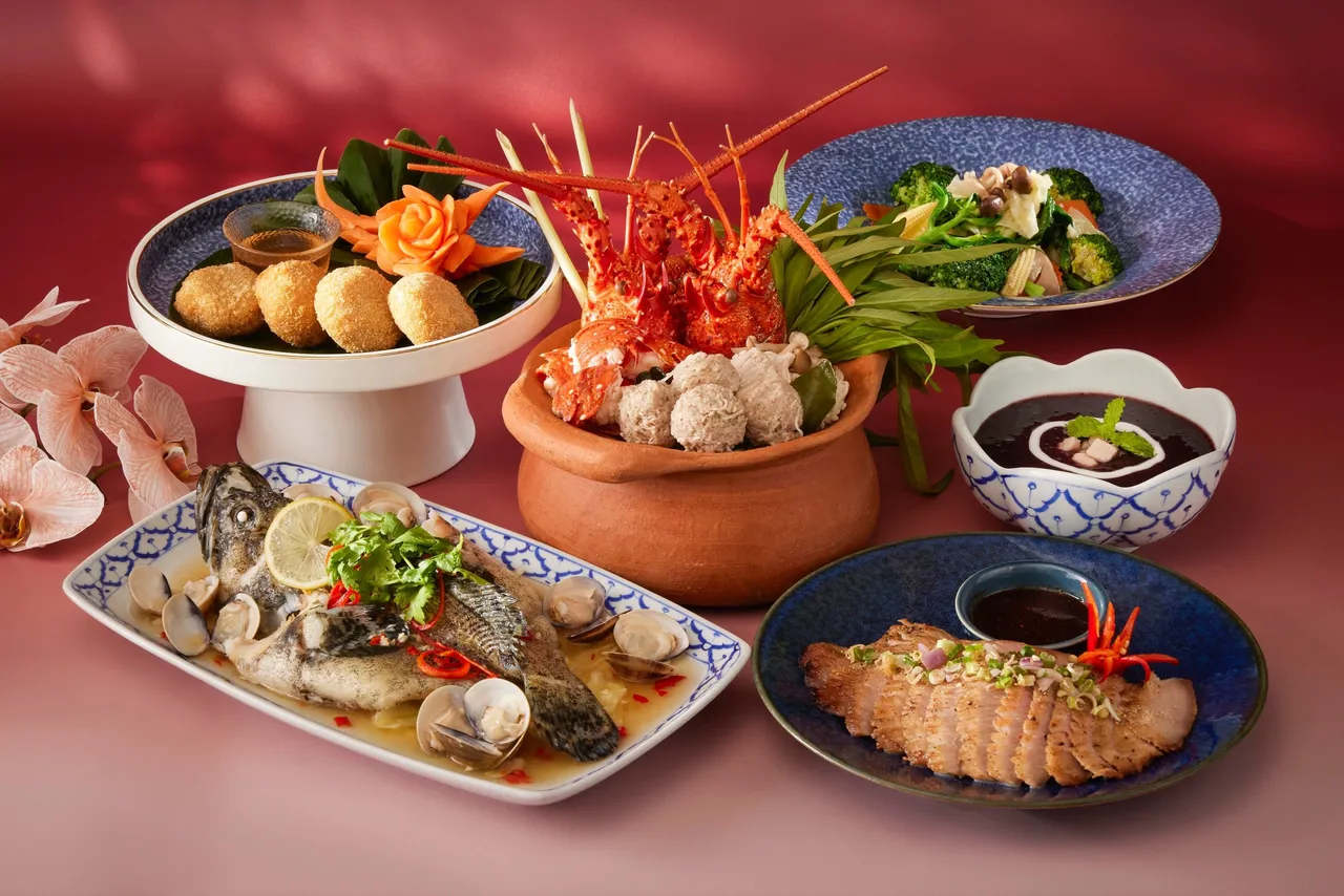 SUKHOTHAI泰式餐厅「鸿运金喜」四人泰飨宴8999元，一次品尝金钱虾饼、炭烤松阪猪、泰北海陆龙虾汤等七道经典泰菜。台北喜来登大饭店提供