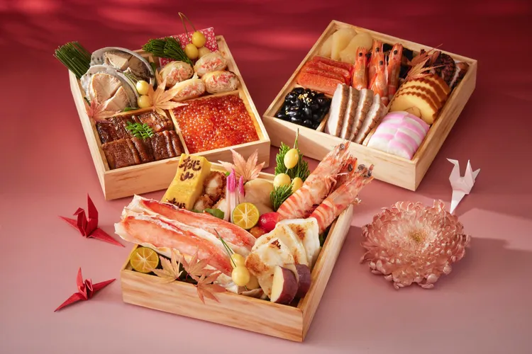 桃山「御節年菜おせち料理三段重」1萬3500元，以象徵福氣堆疊的三重木箱，盛裝20款蘊含吉祥賀寓的山珍海味。台北喜來登大飯店提供