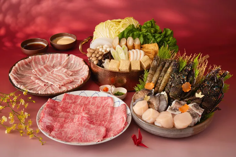 日式「豪華海陸涮涮鍋」8888元，A5和牛肋眼與黑毛松阪豬搭配頂級海鮮。台北喜來登大飯店提供