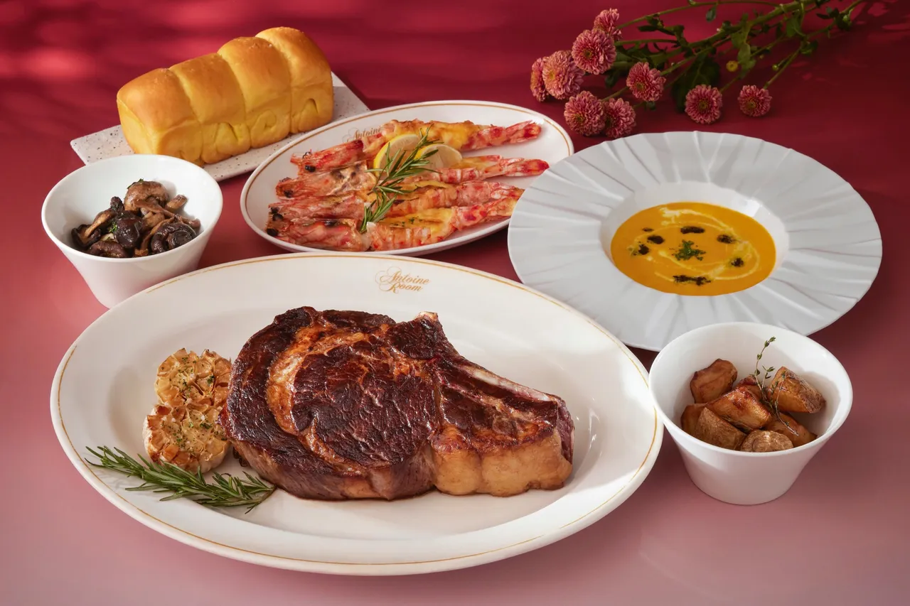 安东厅豪气巨献「炉烤美国Prime带骨肋眼牛排套餐」7280元，重磅肋眼牛排佐搭奶油焗烤明虾、奶油娃娃菜、香料马铃薯及布里欧面包。台北喜来登大饭店提供