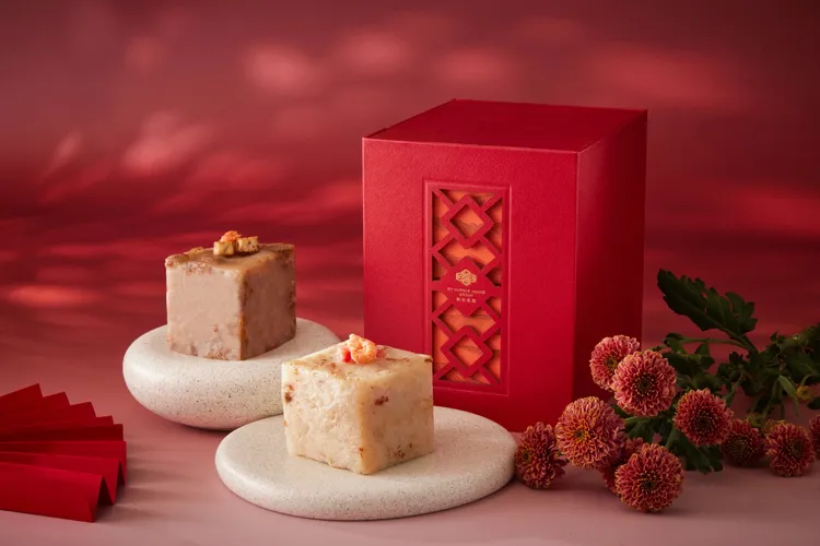 年年熱賣的辰園「富貴高陞」雙糕禮盒1399元，純手工蒸炊的臘味蘿蔔糕與芋頭糕。台北喜來登大飯店提供