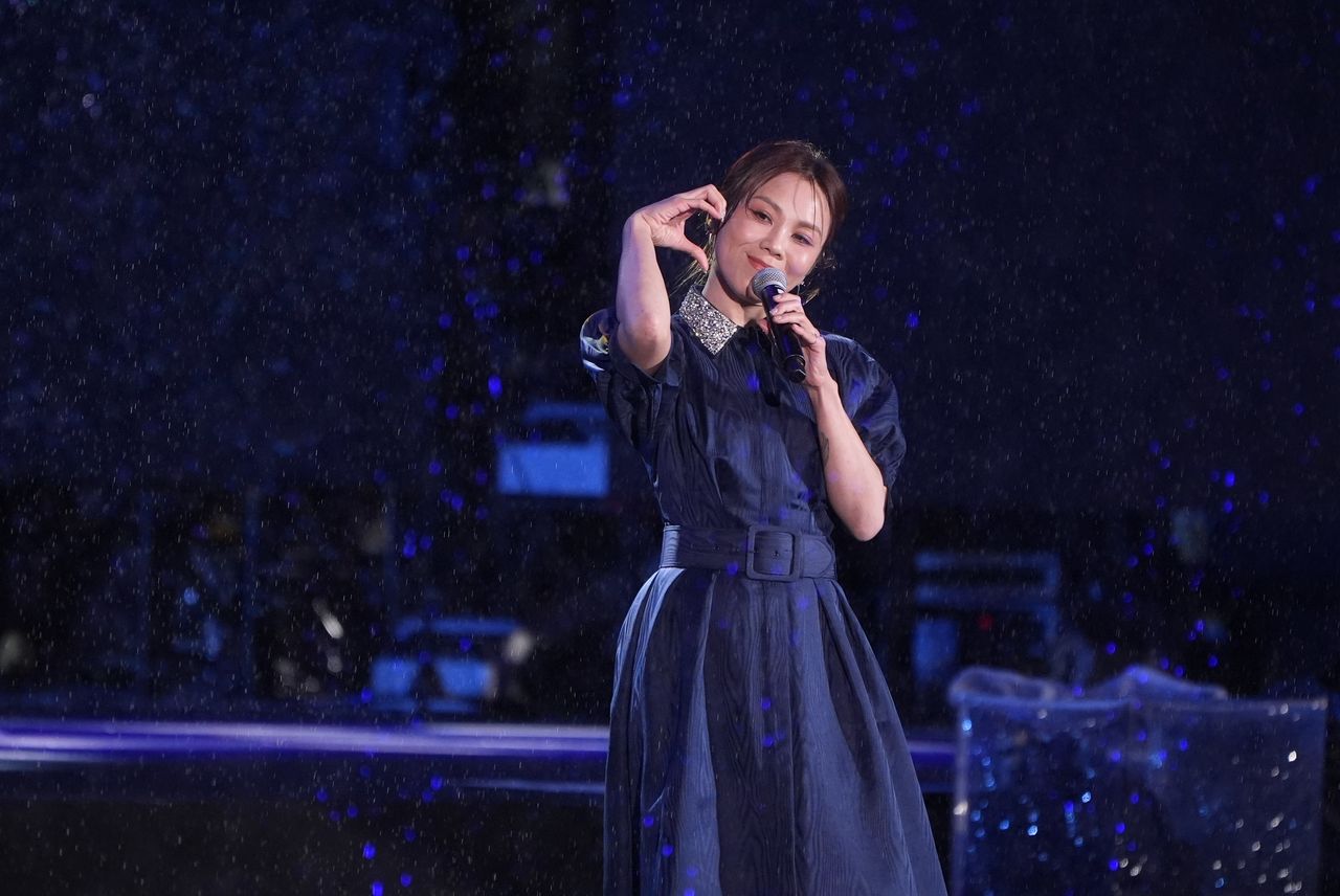 台北跨年|蔡健雅抱病上陣喉嚨失常 不畏下雨敬業喊:拼了