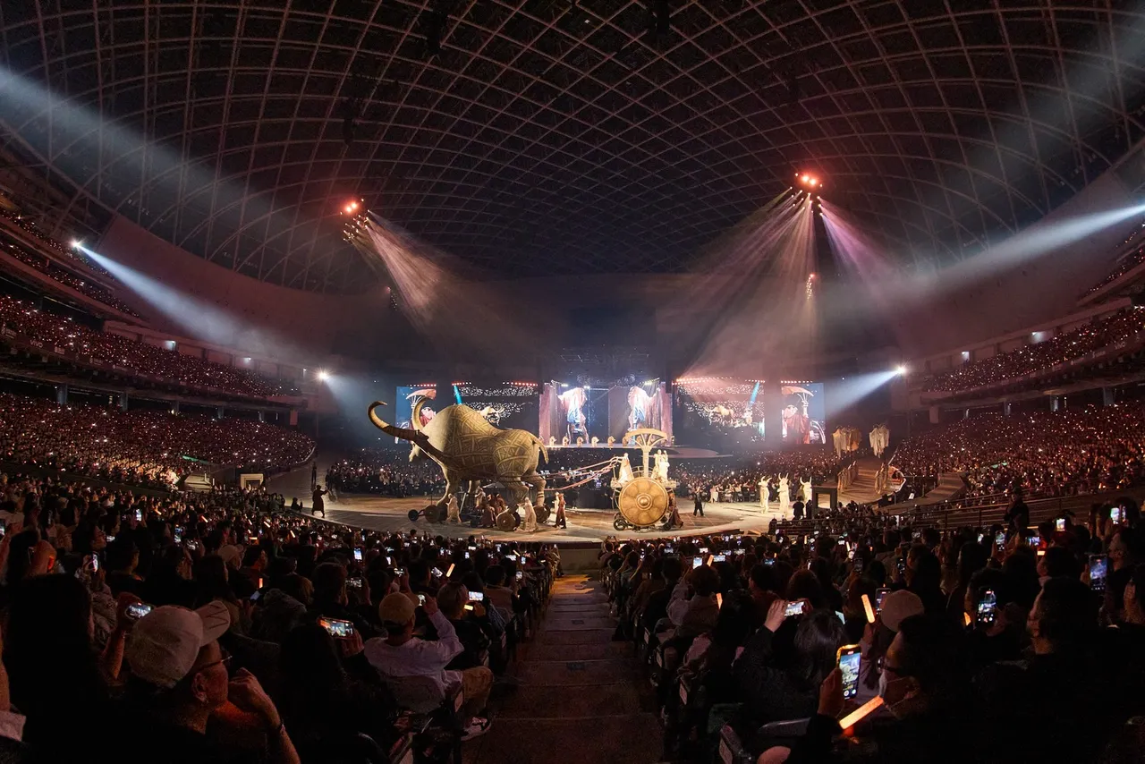 Jolin开场化身「欲望守护者」嗨迎巨型「庆典公牛」盛大出巡。凌时差提供