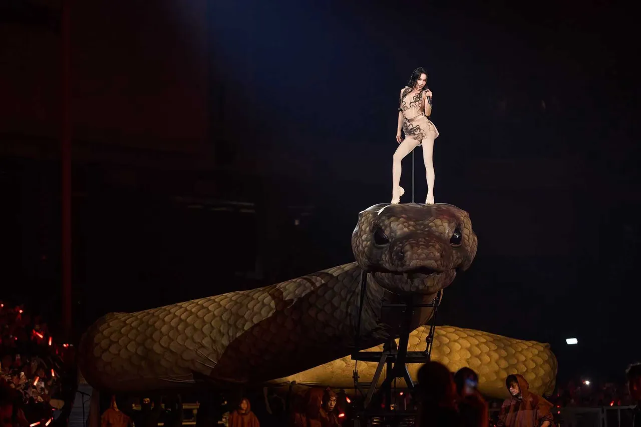 巨蟒窜出在大巨蛋绕行全场。凌时差提供