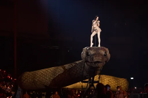 直擊有片｜Jolin大巨蛋唱到一半露辣腿　30公尺巨蟒竄出！4萬人嚇傻！只敢瞇眼看