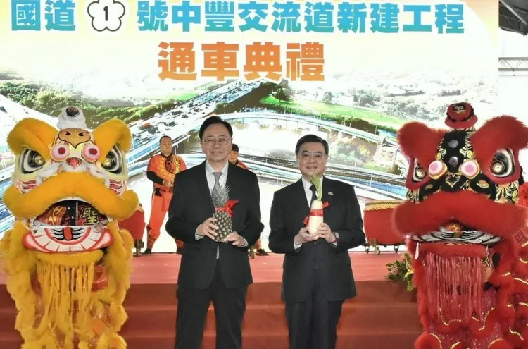 「中豐交流道」通車典禮行政院長卓榮泰（右）、桃園市長張善政出席。高公局提供