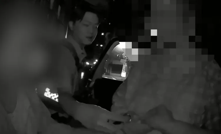 警方護送老翁返家。翻攝畫面