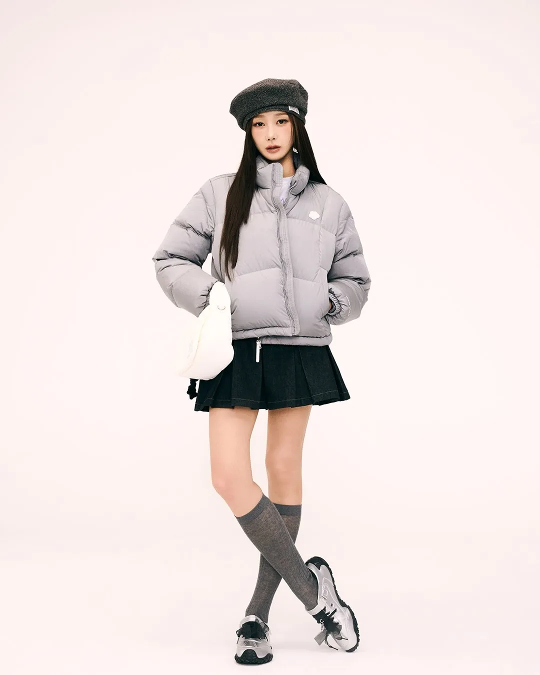 Giselle以Wacky WiLLY羽絨外套搭配短裙展現活力。翻攝wackywilly_kr IG