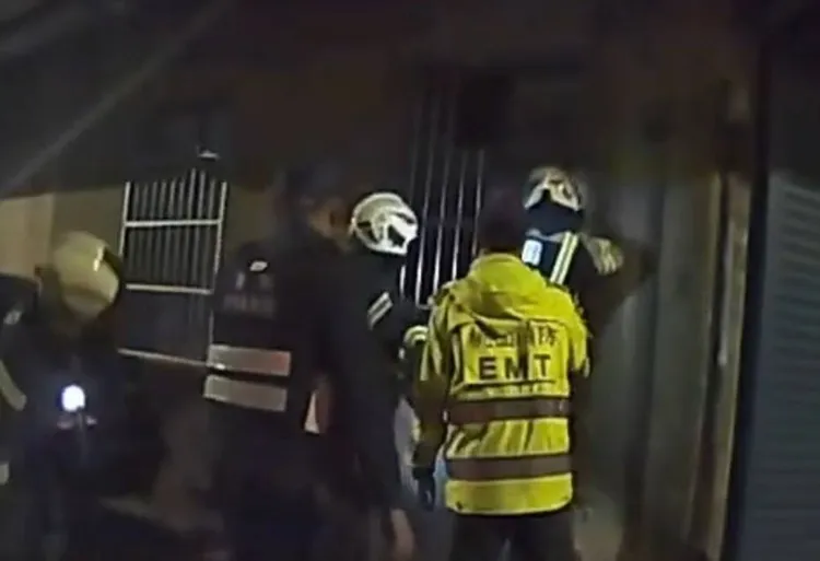 警消破窗。桃園警分局提供