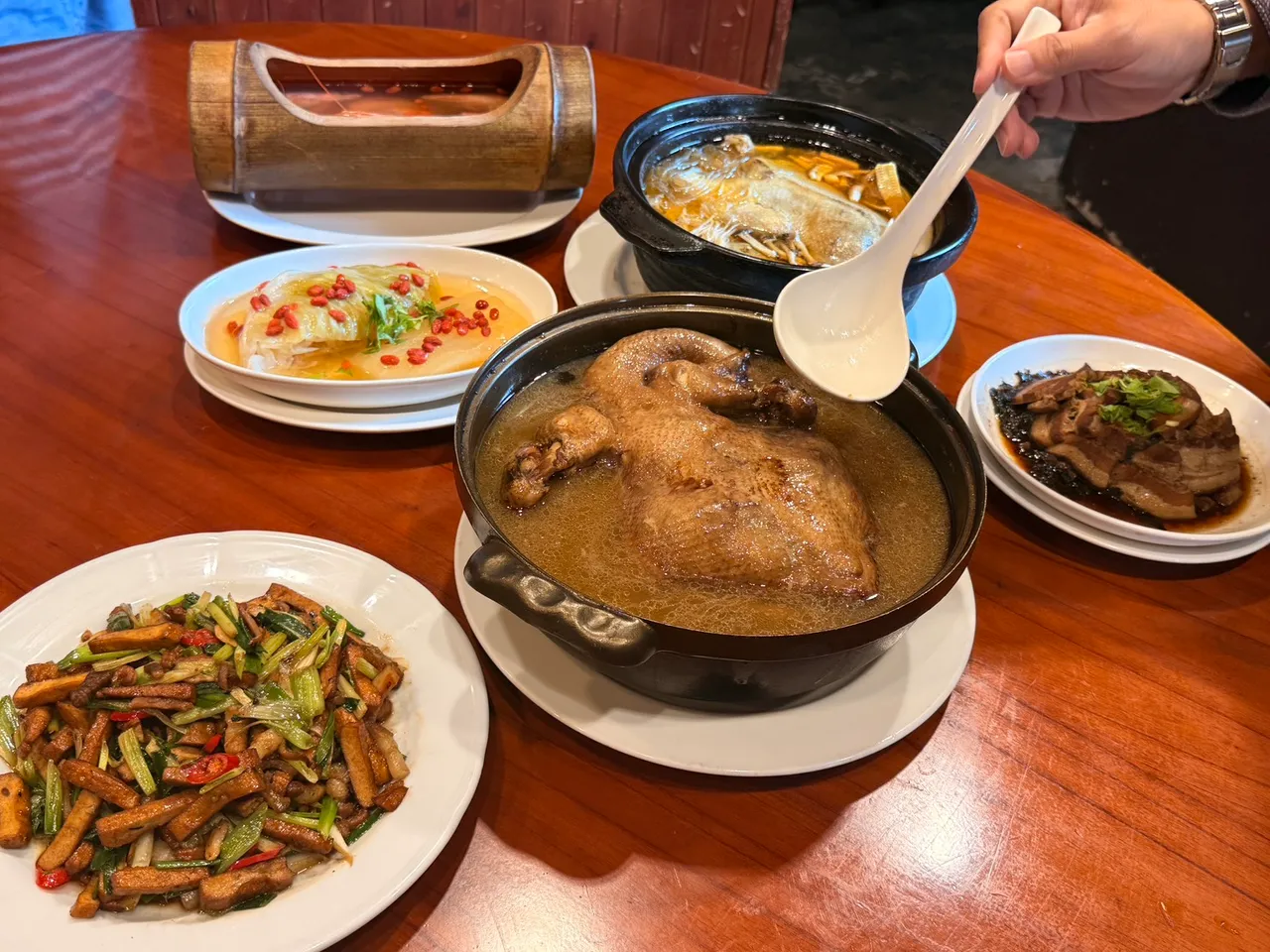 八方園「黑金菜脯全雞」、「八方燜鴨」、「竹筒蝦盅」、「客家封菜」、「梅干扣肉」分別獲得6位名人強力推薦，榮獲六星餐廳肯定。陳揚盛攝