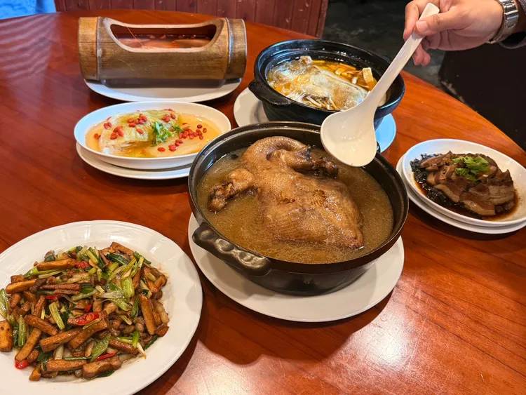 八方園「黑金菜脯全雞」、「八方燜鴨」、「竹筒蝦盅」、「客家封菜」、「梅干扣肉」分別獲得6位名人強力推薦，榮獲六星餐廳肯定。陳揚盛攝