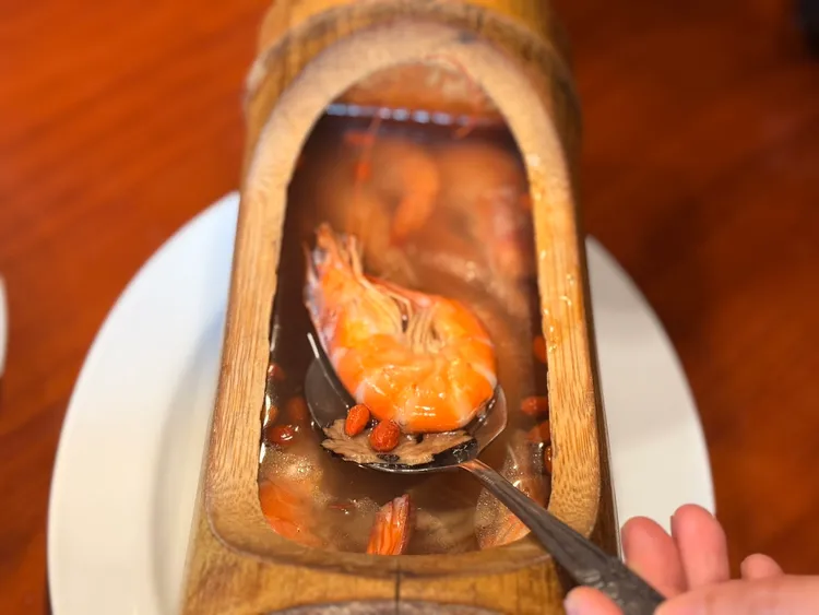 竹筒蝦盅以當歸煨製清甜鮮嫩。陳揚盛攝