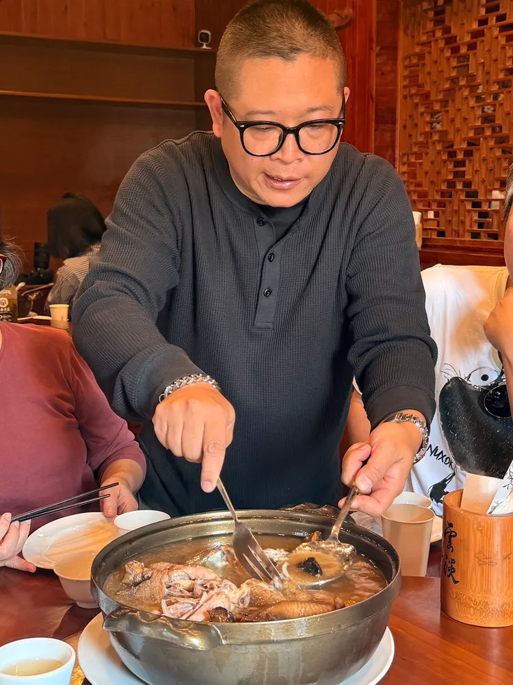 八方園老闆黃帥欽親自講解黑金菜脯全雞。陳揚盛攝