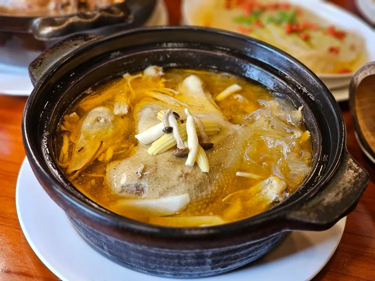 八方燜鴨以黑麻油燉煮5個小時。陳揚盛攝