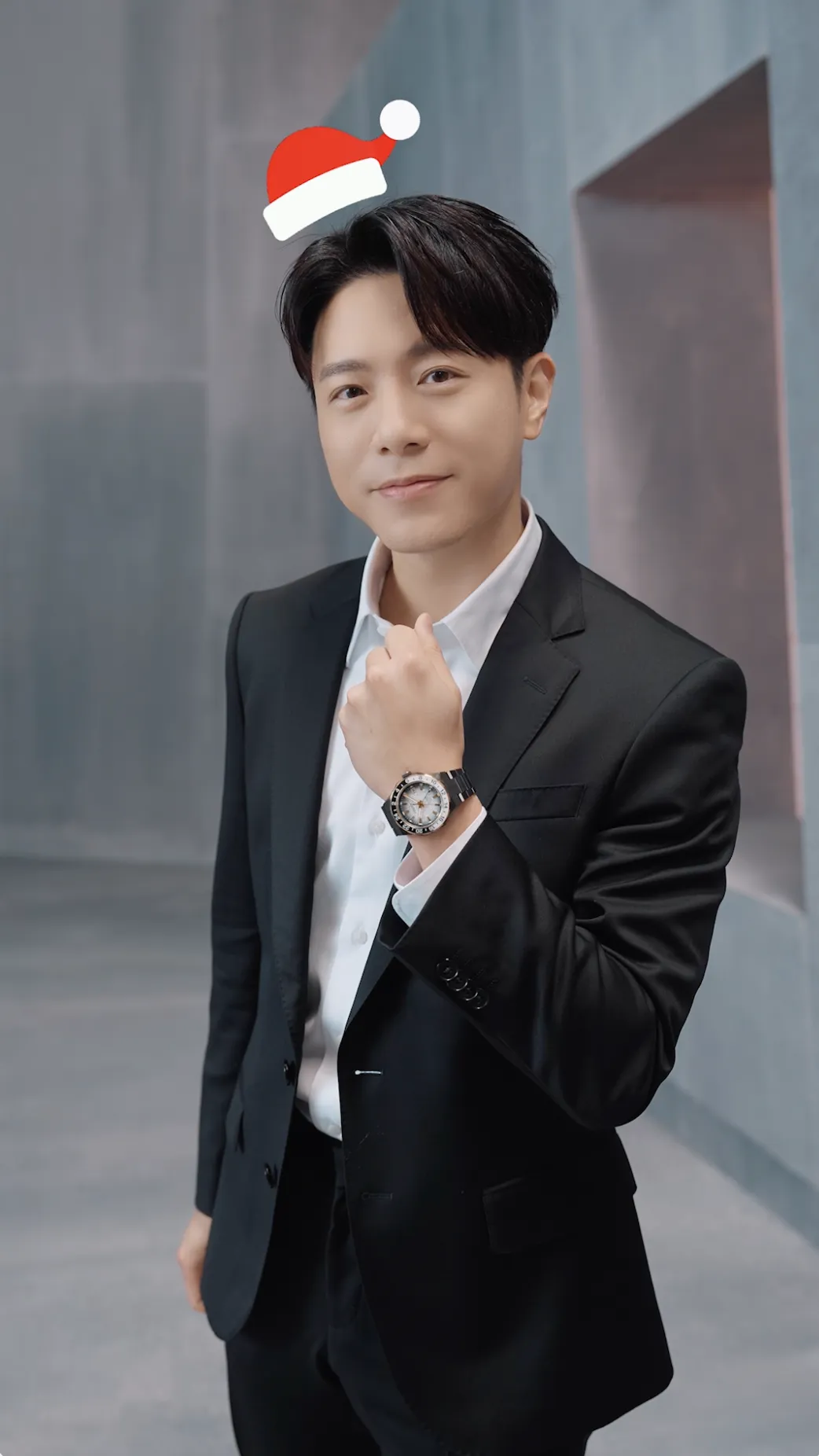 韦礼安以一身正装抢先上手NB6035-55H，展露时尚风采。品牌提供