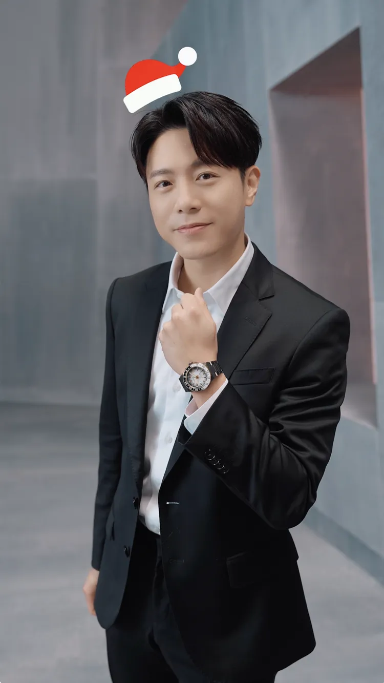 韋禮安以一身正裝搶先上手NB6035-55H，展露時尚風采。品牌提供