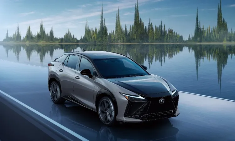 进化后的Lexus RZ全车系共三款编成，包含RZ 500e 豪华版（215 万元）、RZ 500e 旗舰版（235 万元）与 RZ 550e F SPORT（255 万元）。业者提供