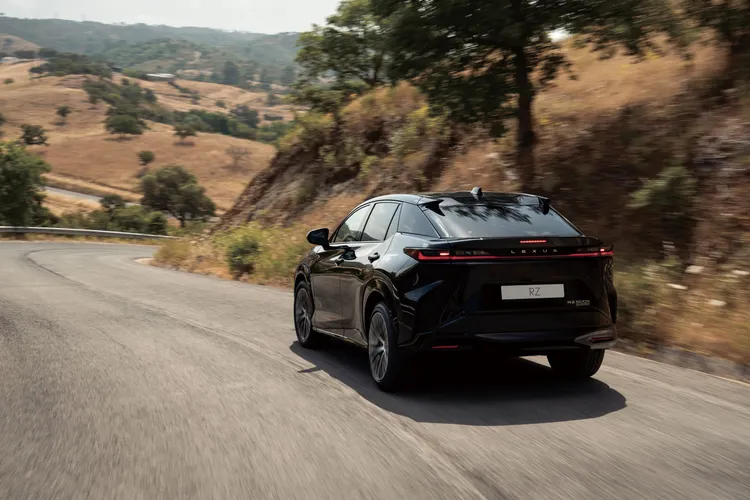 RZ 500e採用76.96kWh電池組，最大輸出來到380ps，官方續航約463公里。業者提供