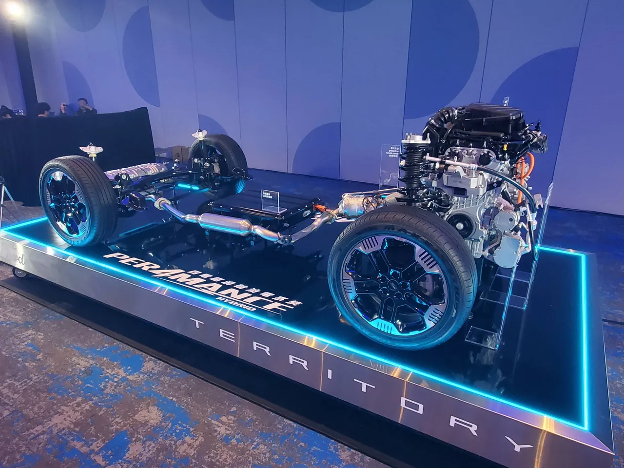  Territory油電車型採用1.5升渦輪引擎搭配電動馬達與鋰電池組成的四電驅油電架構，動力輸出達245ps最大綜效馬力與55.6kgm扭力。林浩昇攝