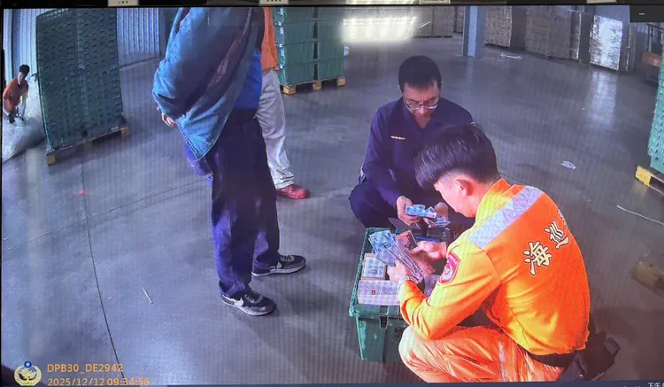 海巡人员拆验包裹发现20万现金。翻摄画面