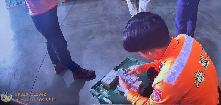 海巡人員拆驗包裹發現20萬現金。翻攝畫面