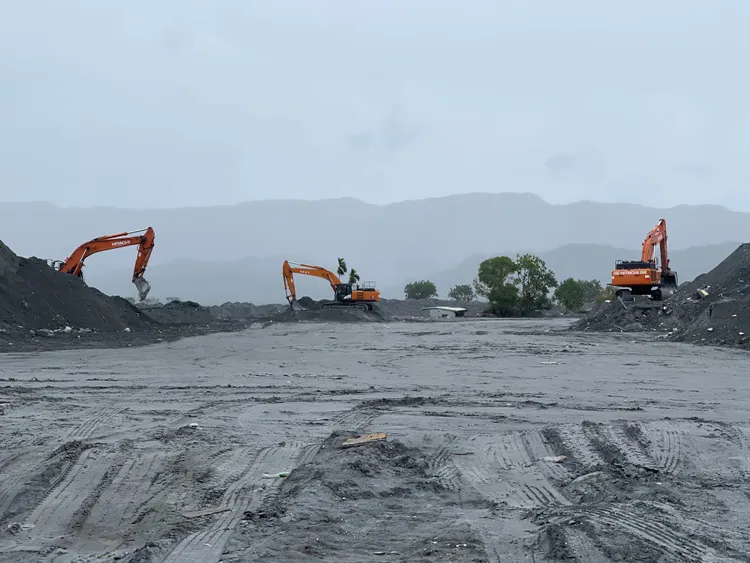 花莲光复乡洪水虽已退去，但重灾区佛祖街的民宅仍深陷泥沙中。高沛生摄