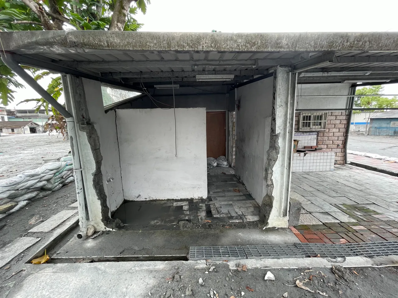 堰塞湖溢流酿水灾，民众家屋外墙被冲毁。高沛生摄